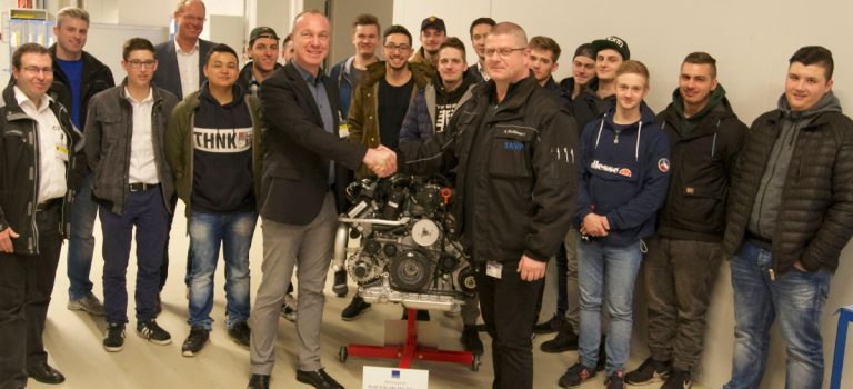 Die CBS erhält bei dem Besuch der IAVF Antriebstechnik GmbH einen Spenden-Motor