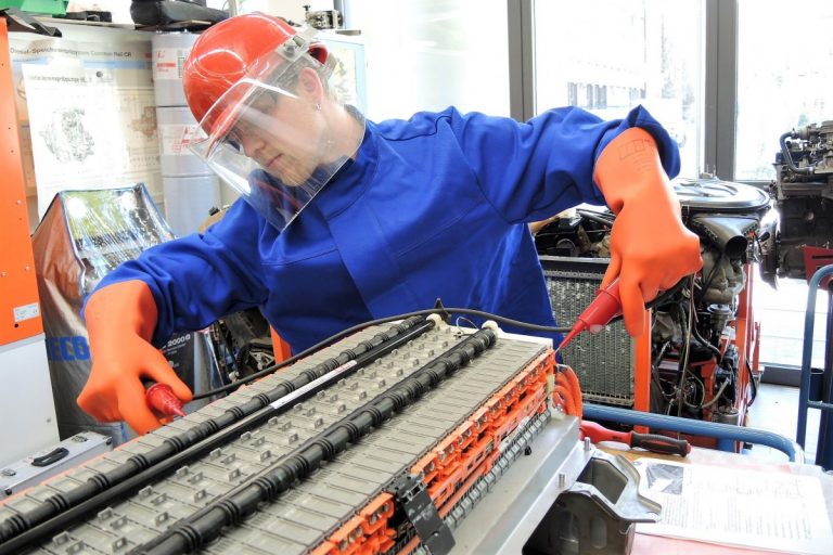 Schulung zum “Fachkundigen für Arbeiten an Hochvolt-Systemen in KFZ ...