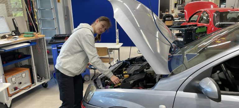 Abschlussprüfung der Berufsfachschule Fahrzeugtechnik 2024